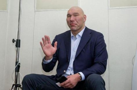Nikolai Valuev waving and thanking supporters.