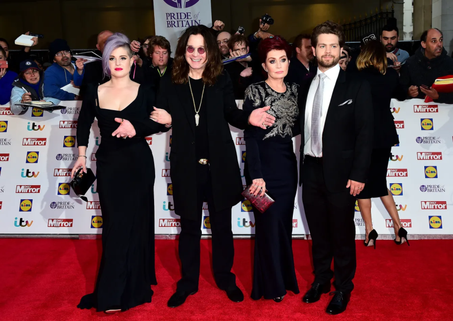 Ozzy Osbourne, Sharon Osbourne, Kelly Osbourne, and Jack Osbourne on a red carpet.