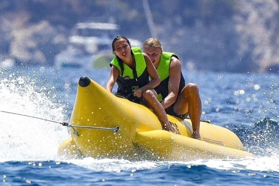 Erling Haaland and Isabel Haugseng on a banana boat.