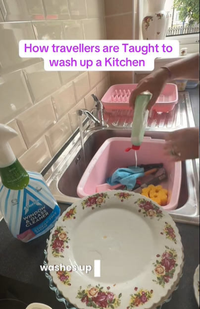 How travellers wash dishes.