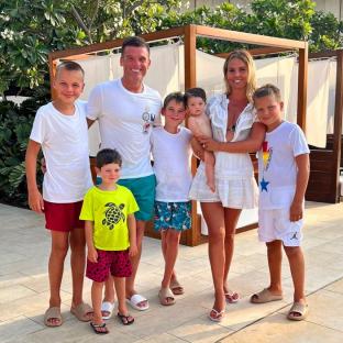 DANIELLE LLOYD - FAMILY PHOTO - CHILDREN - HUSBAND MICHAEL O'NEILL. https://www.instagram.com/p/Cm2Dl-YMnhJ/?hl=en - POSTED 31-12-22