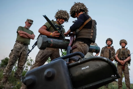 Soldiers preparing a Milan anti-tank weapon.