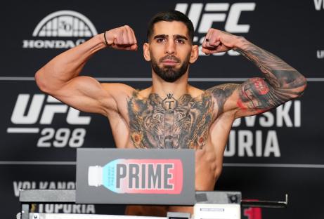 Ilia Topuria flexing at the UFC 298 weigh-in.