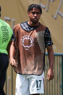 Andrey Santos #17 of Chelsea F.C. warming up.