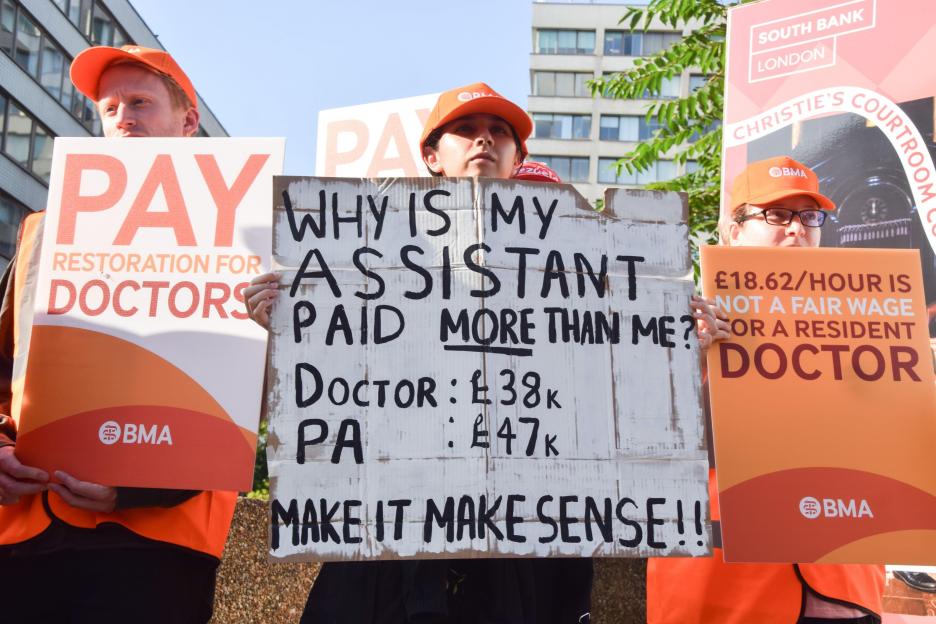 Doctors striking outside St Thomas' Hospital for better pay.