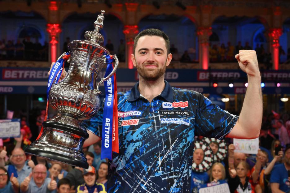 Luke Humphries holding the Betfred World Matchplay trophy.