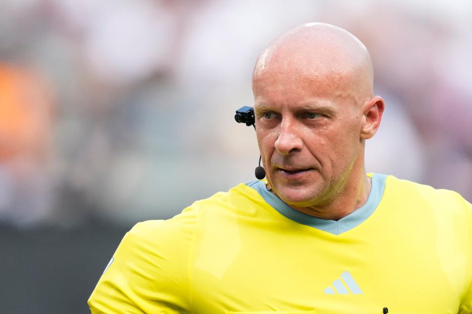 Referee Szymon Marciniak wearing a subjective camera.