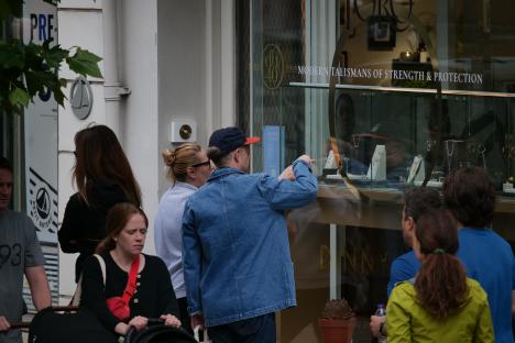 Martin Freeman looking at rings in a jewelry shop window.
