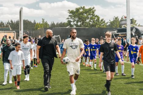 Alex Iwobi with young soccer players.