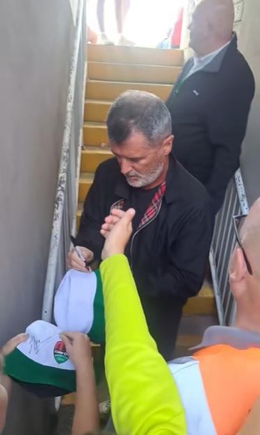 Roy Keane signing autographs.