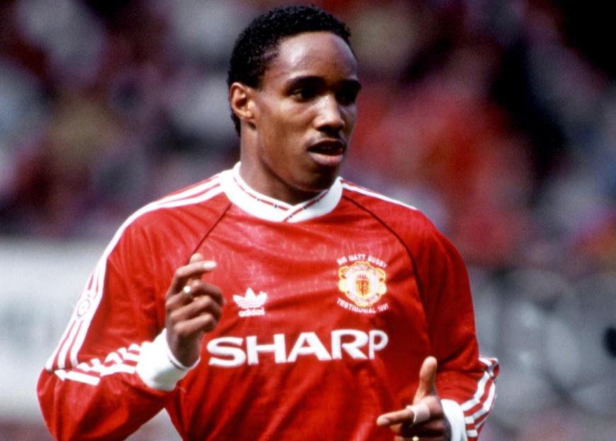 Paul Ince playing for Manchester United.