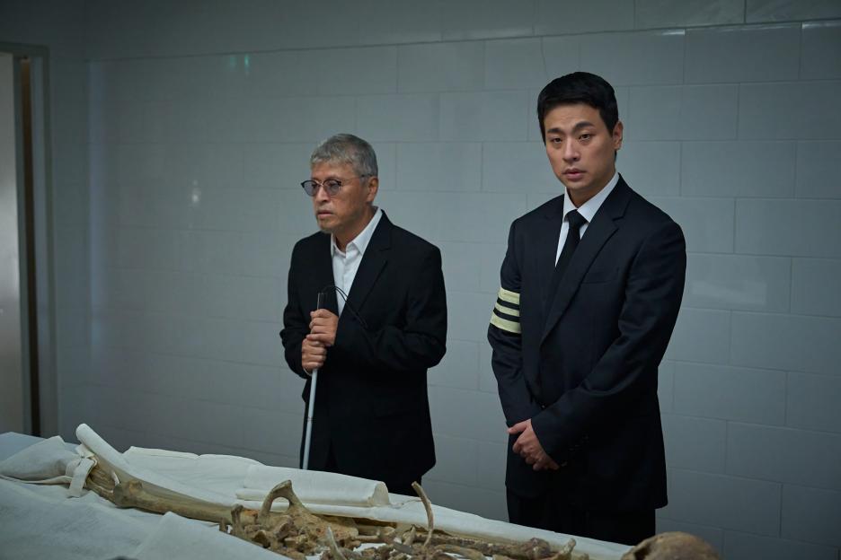 Park Jung Min, Han Ji Hyun, And More Delve Into Shin Hyun Been's Mysterious Death In New Film “The Ugly” 6