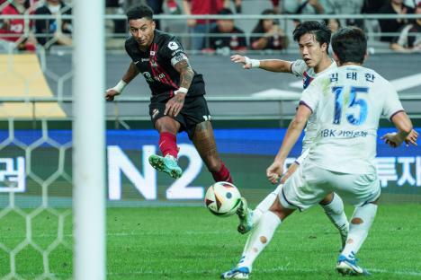 Jesse Lingard of FC Seoul passes the ball during a soccer match.