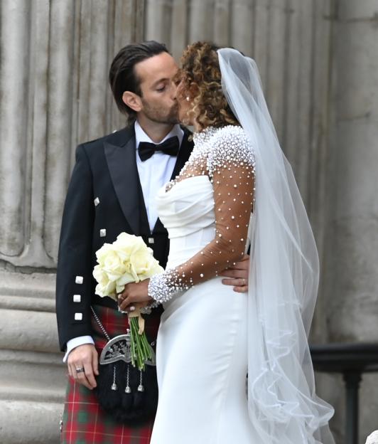 Mel B and Rory Mcphee kissing at their wedding in St. Paul's Cathedral.