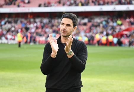 Mikel Arteta, Arsenal manager, applauding.