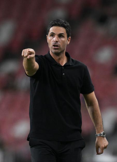 Mikel Arteta, Arsenal manager, gesturing.