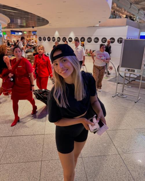 Benjamin Sesko and his girlfriend Anita Vidovic at an airport.