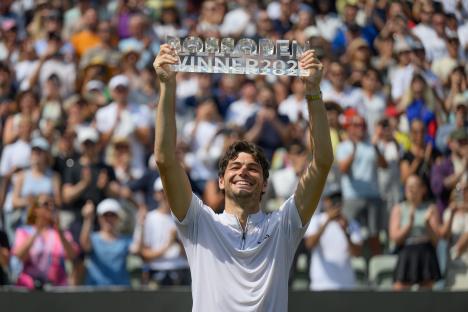 Taylor Fritz, BOSS Open 2025 winner, holding trophy aloft.