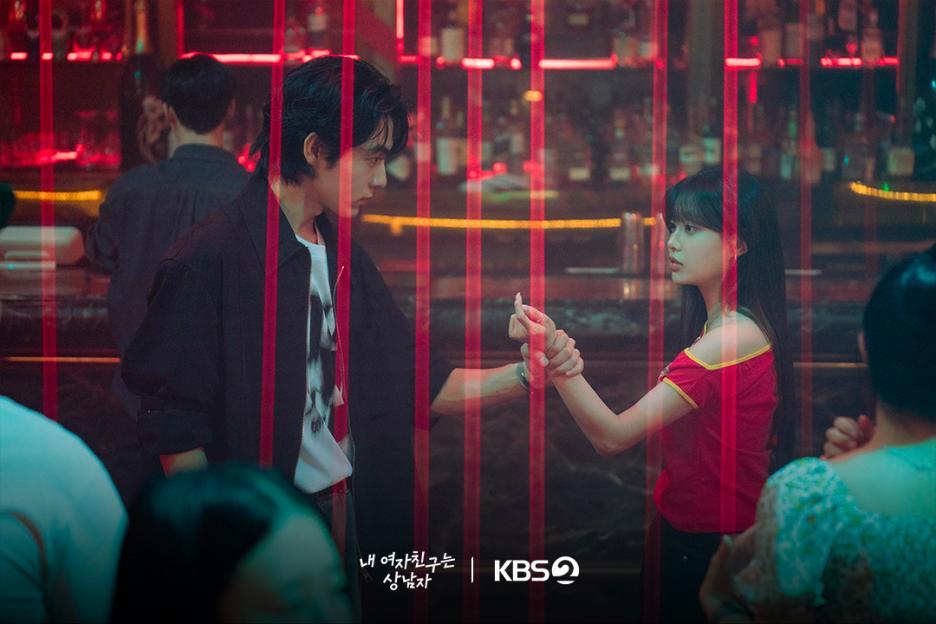 Yoo Jung Hoo Grabs Chuu's Wrist Just As She Gets Too Close To Yoon San Ha In “My Girlfriend Is The Man!” 3