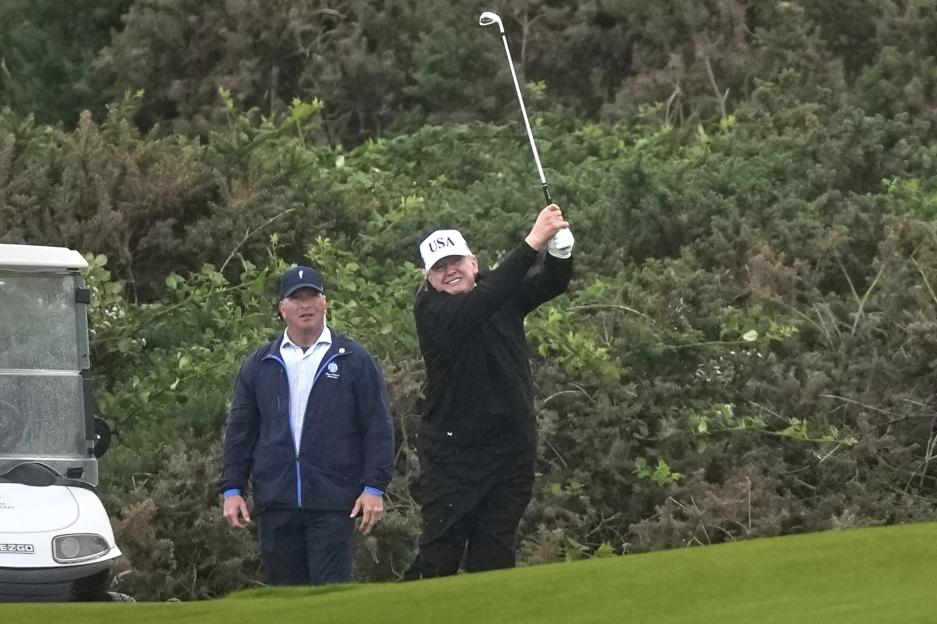 Donald Trump playing golf.