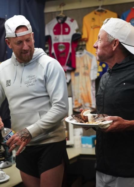 Wiggins and Armstrong sharing a dessert.