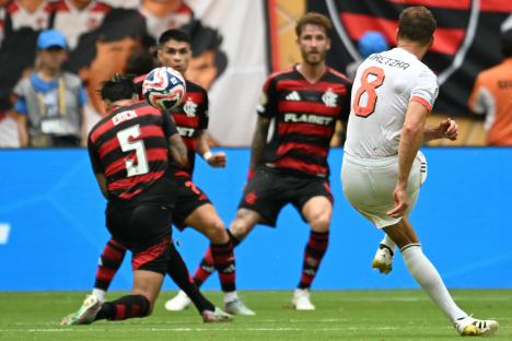 Leon Goretzka scoring a goal during a soccer match.