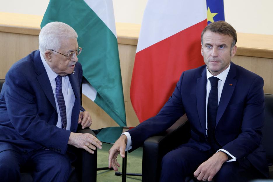 Palestinian President Mahmoud Abbas and French Economy Minister Emmanuel Macron meeting.