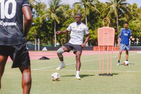 Paul Pogba practicing soccer.