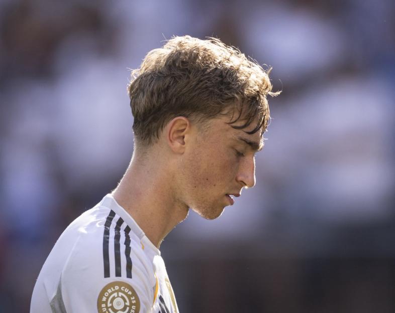 EAST RUTHERFORD, NEW JERSEY - JULY 5: Dean Huijsen of Real Madrid CF reacts after receiving red card during the FIFA Club World Cup 2025 quarter-final match between Real Madrid CF and Borussia Dortmund at MetLife Stadium on July 5, 2025 in East Rutherford, United States. (Photo by Ricardo Nogueira/Sports Press Photo/Getty Images)