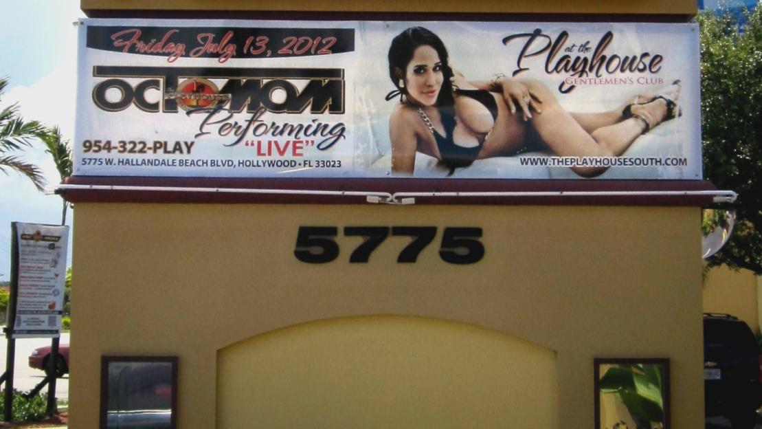 Banner advertising Octomom performing live at The Playhouse Gentlemen's Club.