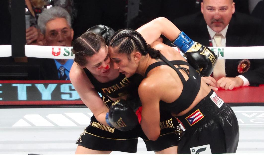 Amanda Serrano (red gloves) and Katie Taylor (blue gloves) boxing.