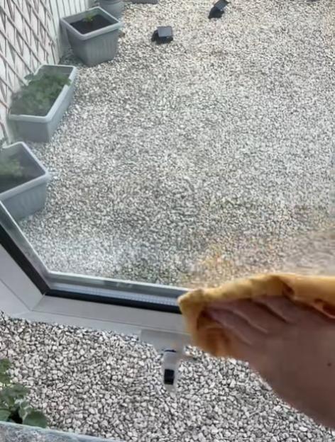 Traveller cleaning fan reveals 'best method ever' for smear-free windows, https://www.tiktok.com/@cleanwithangelaannd/video/7519912607801724182