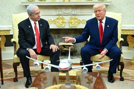 Donald Trump and Benjamin Netanyahu in a meeting at the White House.