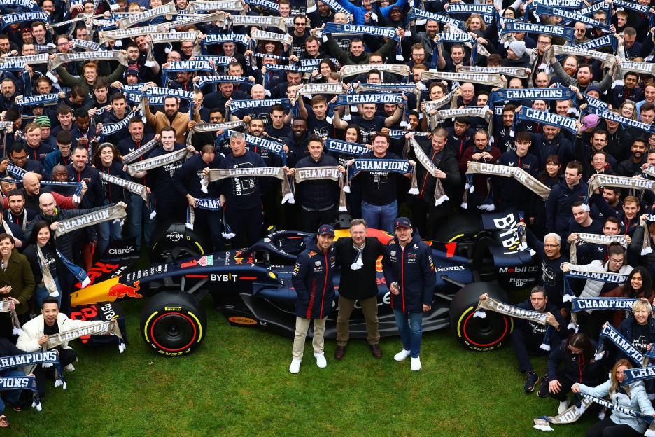 MILTON KEYNES, ENGLAND - DECEMBER 13: Max Verstappen of the Netherlands and Oracle Red Bull Racing, Christian Horner, Team Principal of Oracle Red Bull Racing and Sergio Perez of Mexico and Oracle Red Bull Racing pose for a photo with members of staff during Max & Checo's Homecoming at Red Bull Racing Factory on December 13, 2023 in Milton Keynes, England. (Photo by Mark Thompson/Getty Images)