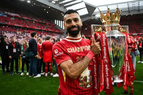 Mohamed Salah holding the Premier League trophy.