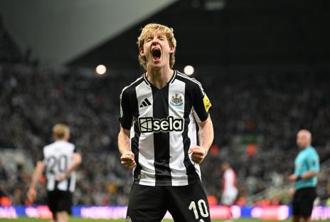 Anthony Gordon of Newcastle United celebrating a goal.