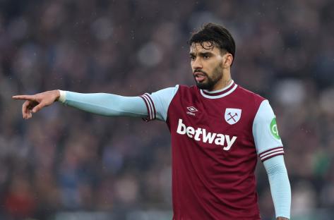 LONDON, ENGLAND - FEBRUARY 15: Lucas Paqueta of West Ham points instructions during the Premier League match between West Ham United FC and Brentford FC at London Stadium on February 15, 2025 in London, England. (Photo by Julian Finney/Getty Images)