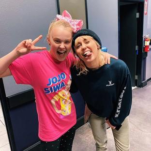 JoJo Siwa and Miley Cyrus in a photo together.