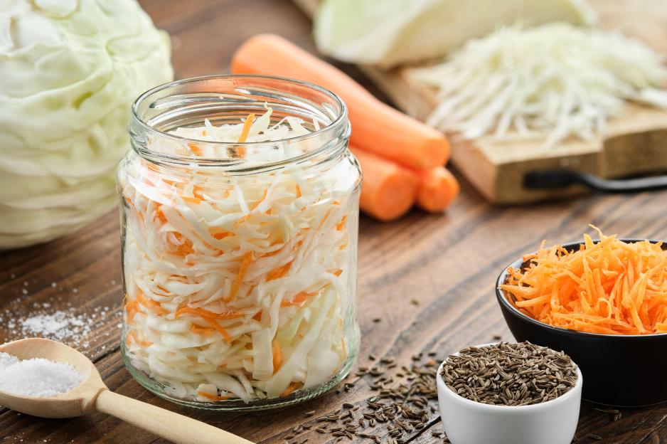 2M3089K Chopped cabbage in a jar for making pickled sauerkraut. Cooking of homemade sour cabbage. Fermented product, coleslaw salad. Healthy food, diet food.