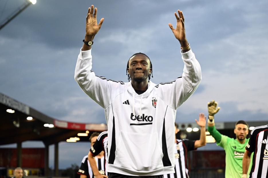 Tammy Abraham of Besiktas greets fans.