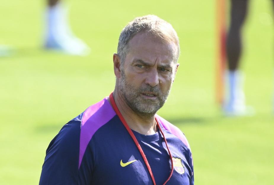 Hansi Flick, Barcelona's coach, at a training session.