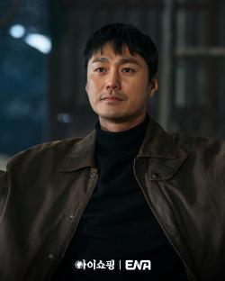 Choi Young Joon Points His Gun At Won Jin Ah Despite Their Bond As Savior And Survivor In “The Defects” 5
