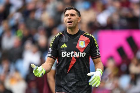 Emiliano MartÃnez of Aston Villa instructing his team during a match.