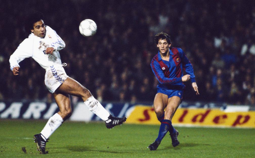 Gary Lineker of Barcelona shoots the ball during an El Clasico match against Real Madrid.