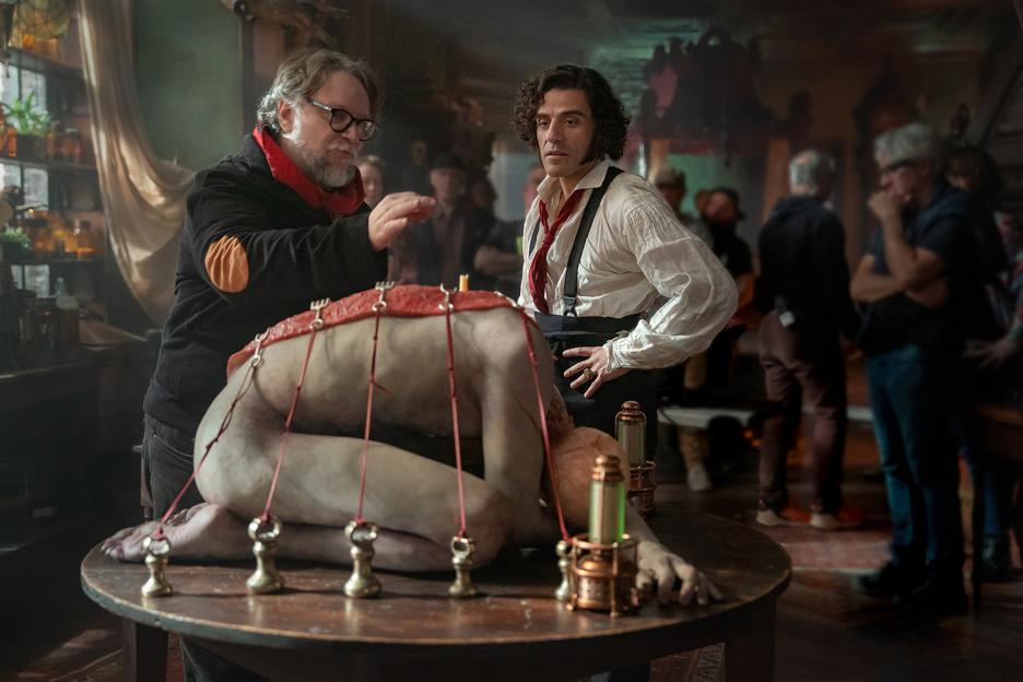 Behind-the-scenes photo of the filming of Frankenstein, showing director Guillermo del Toro and Oscar Isaac.