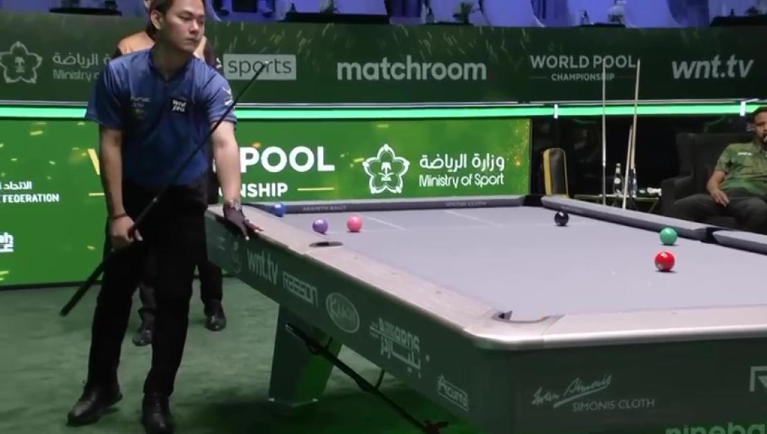 Johann Chua playing pool at the World Pool Championship.