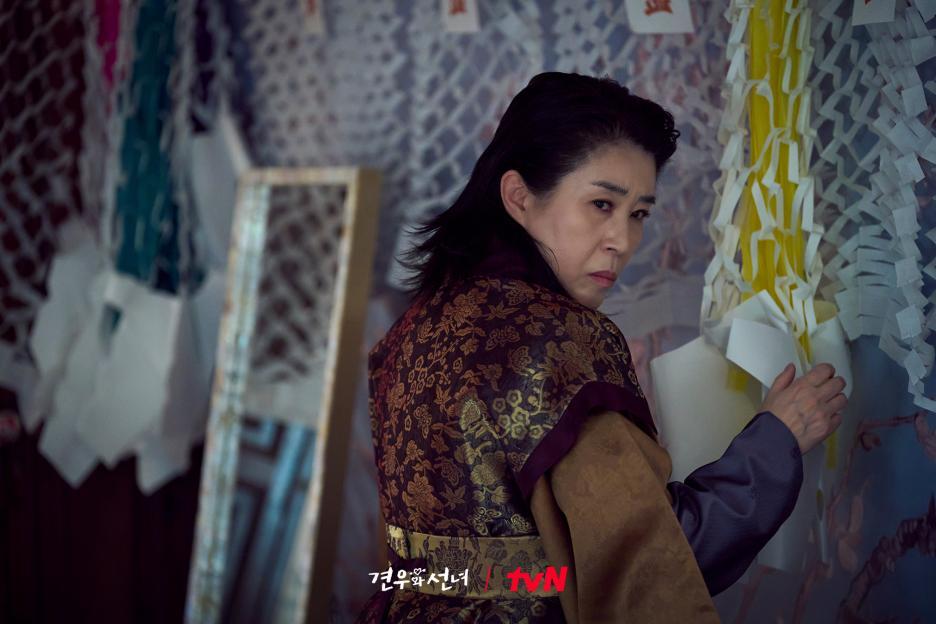 Choo Young Woo And Cho Yi Hyun Can't Take Their Eyes Off Each Other In “Head Over Heels” 3