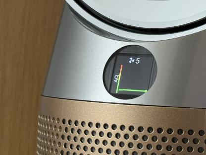 Dyson fan display showing air quality level 5.