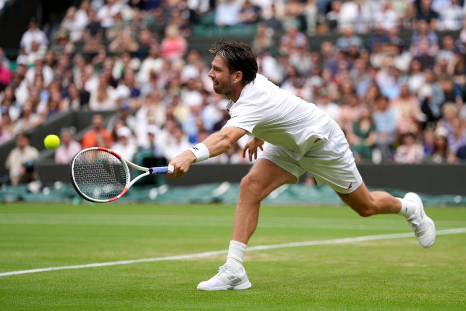 Cameron Norrie playing tennis at Wimbledon.