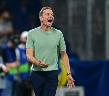 Pepijn Lijnders, head coach of FC Salzburg, at a soccer match.